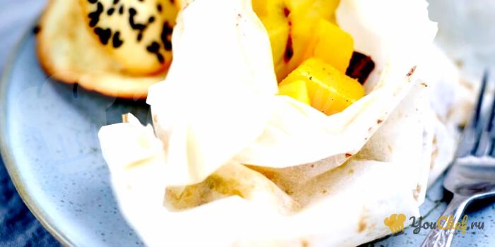 Папильот из манго и карамболи со специями, кунжутом