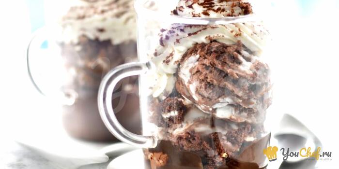 Чашка хрустящего шоколадного мороженого, печенье и взбитые сливки