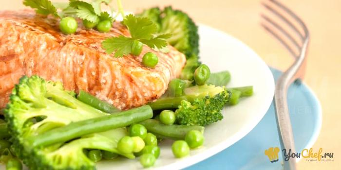 Азиатский маринованный лосось и салат из зеленых овощей