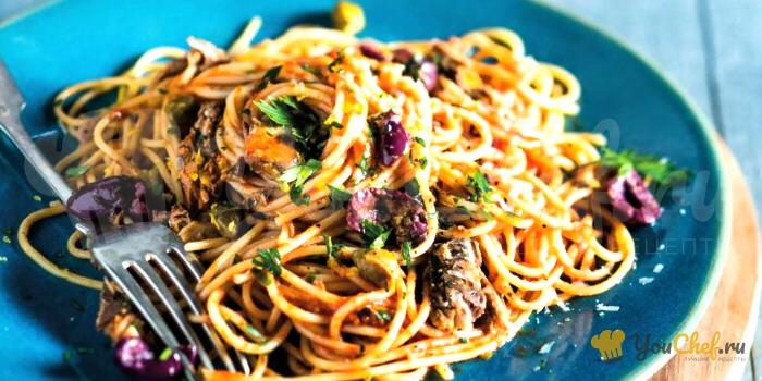 Спагетти с сардинами и оливками