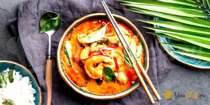 Тайский суп с креветками и красным карри