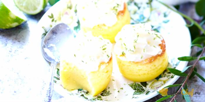 Мини-пирожные с лимоном и взбитыми сливками
