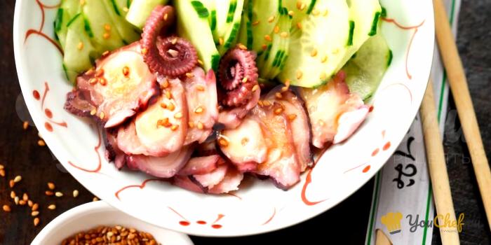 Салат из маринованных осьминогов и огурцов