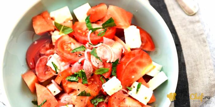 Салат из арбуза, помидоров, лука, феты и мяты