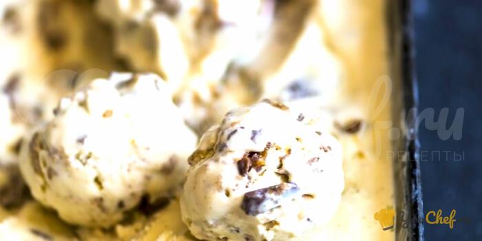 Домашнее ванильное мороженое с карамелизированным миндалем