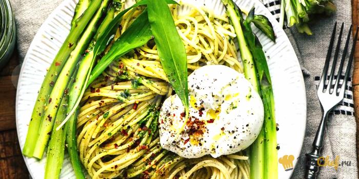 Спагетти с зеленой буррата спаржей и диким чесноком