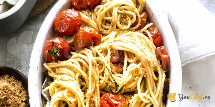 Спагетти с помидорами черри и панировочными сухарями