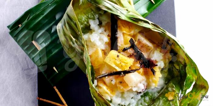 Рисовый пудинг с кокосом и плодами из банановых листьев