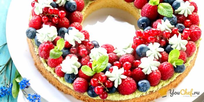 Коронный пирог с красными ягодами и фисташковым кремом