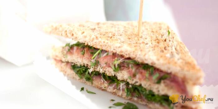 Средиземноморский клубный сэндвич, пармская ветчина и хумус