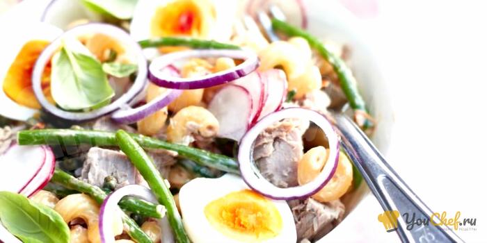 Салат из пасты с тунцом, овощами и яйцом вкрутую