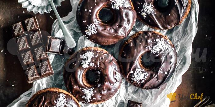 Соленые пончики из темного шоколада