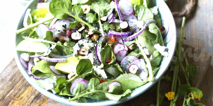 Салат из кресс-салата с рокфором и авокадо