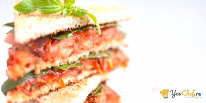 Клубный сэндвич с двумя помидорами и красным соусом песто