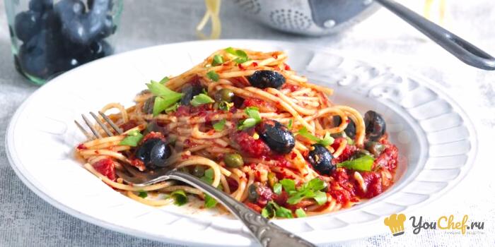 Спагетти с путтанеской, помидорами и оливками