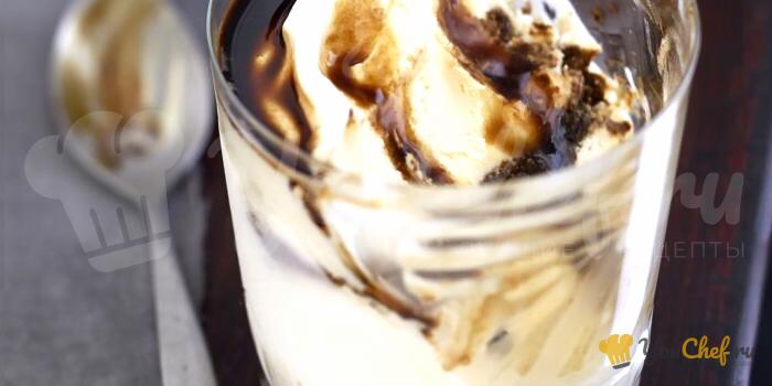 Мороженое маскарпоне и шоколадно-кофейный соус