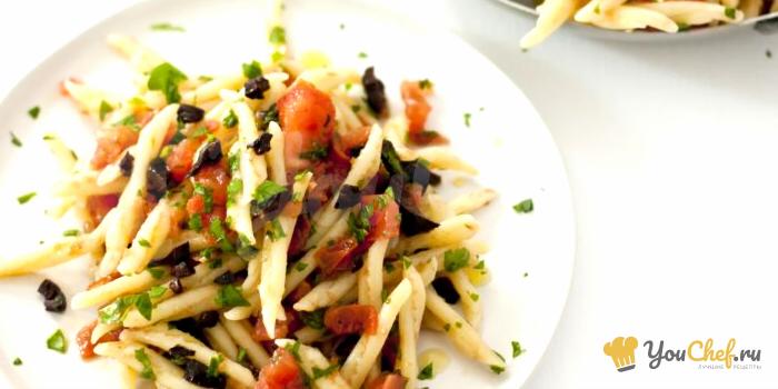 Салат из пасты с помидорами и оливками