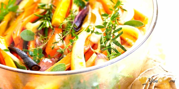 Салат из семейной моркови со свежей зеленью и кунжутом