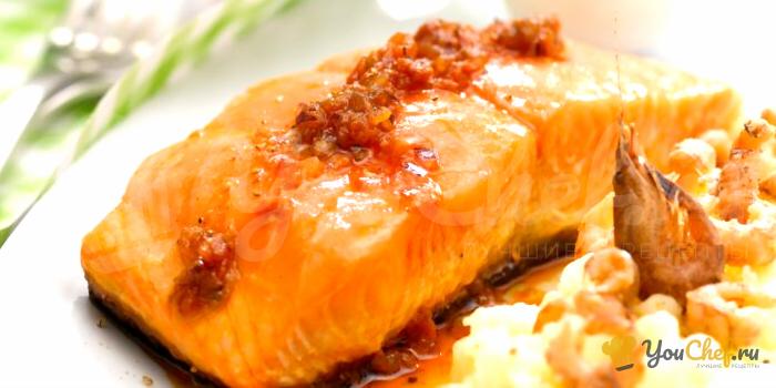 Стейк из лосося с креветочным соусом