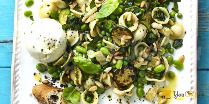 Салат орекьетте с зелеными овощами и бурратой