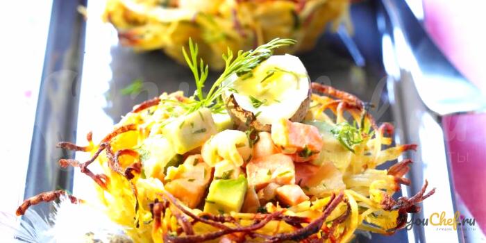 Пасхальные гнезда в коврике с картофелем, лососем и авокадо