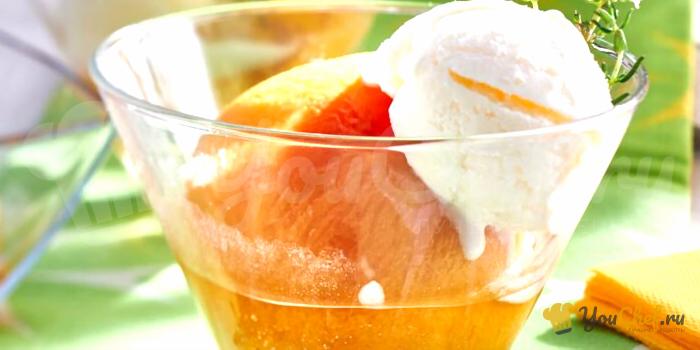 Жареные желтые персики с тимьяном, мороженое из легкого йогурта