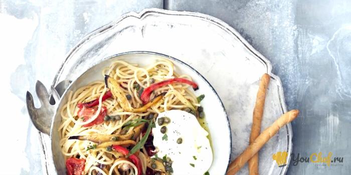 Спагетти с овощами и бураттой