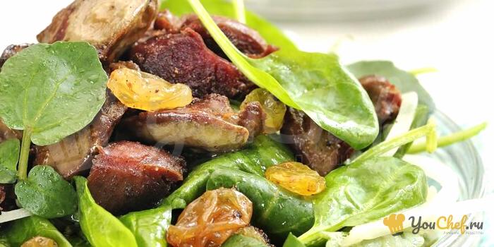 Салат из печени, желудков, листьев шпината и кресс-салата