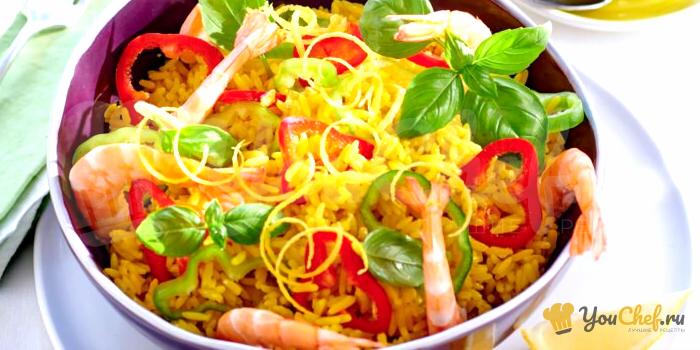Салат из риса с шафраном, креветок и перца