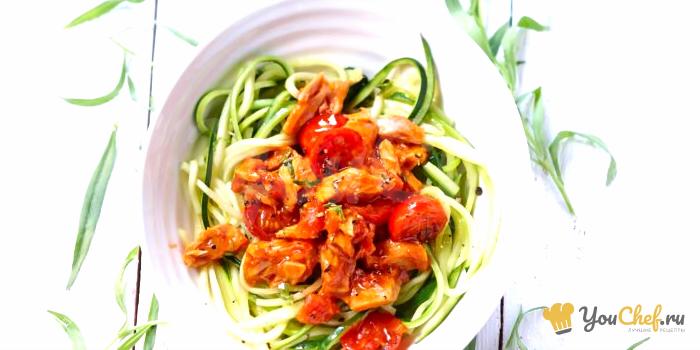 Спагетти из кабачков с тунцом и помидорами