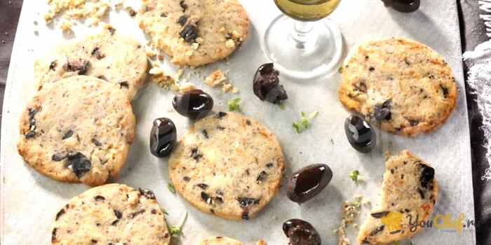 Песочное печенье с маслинами и пармезаном