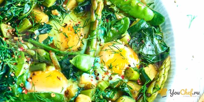Тушеные зеленые овощи с яйцом