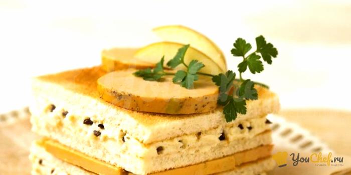 Клаб-сэндвич из свежего сыра, фуа-гра и битых трюфелей